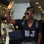 吉安抵沪 戴黑超挥手致意球迷巨星范十足