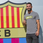 巴萨4100万新援亮相诺坎普 与队徽合影