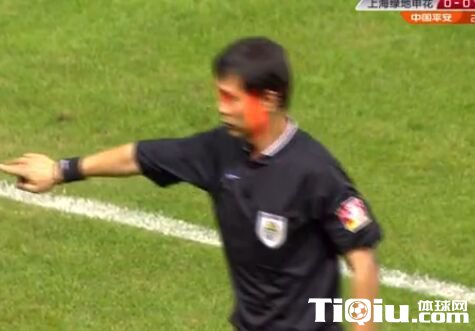 京沪战火爆 主裁遭激光笔伺候