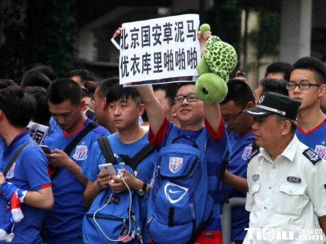 京沪德比火爆 球迷借优衣库事件讽刺国安