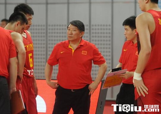 中国男篮主帅宫鲁鸣