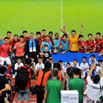 恒大胜拜仁狂欢颁奖 郑智与爱子击掌庆祝