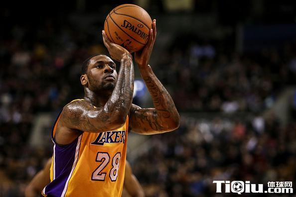 曝湖人中锋虚报身高