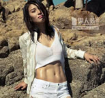 女足拍男人装写真 美女国门海边演湿身诱惑