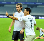 皇马中国行图片 球迷冲入训练场合影大圣