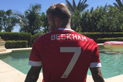 贝克汉姆曼联新球衣照片 小贝Ins晒曼联新款球衣