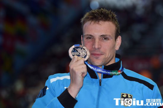 比德尔曼展示铜牌