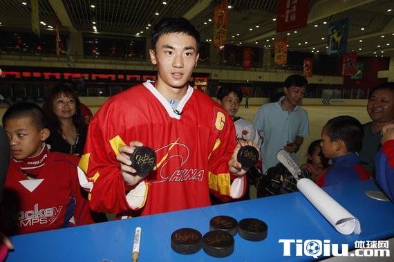 宋安东签名冰球