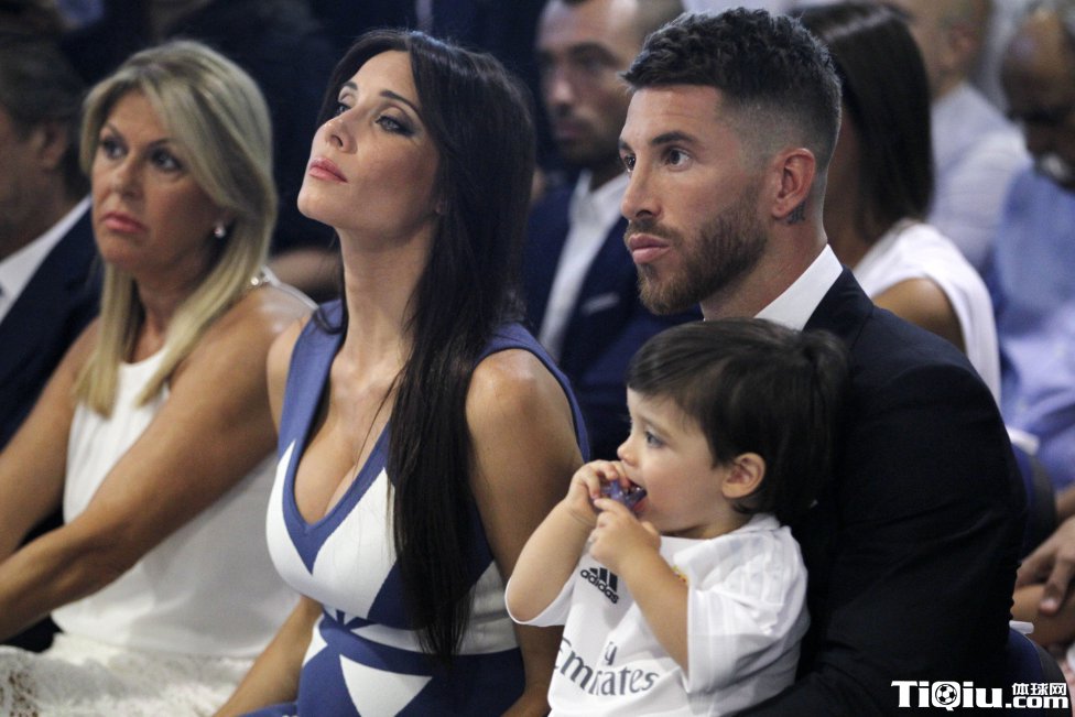 拉莫斯女友低胸装