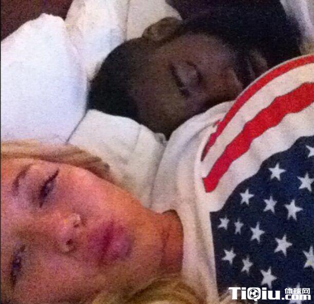 嫩模晒与哈登床照