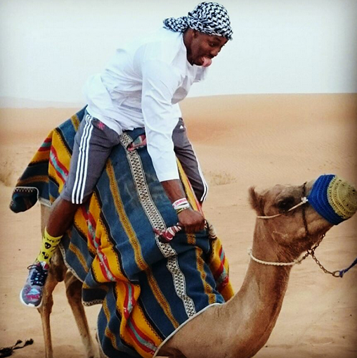 霍华德迪拜游图集 魔兽身着长袍起骆驼