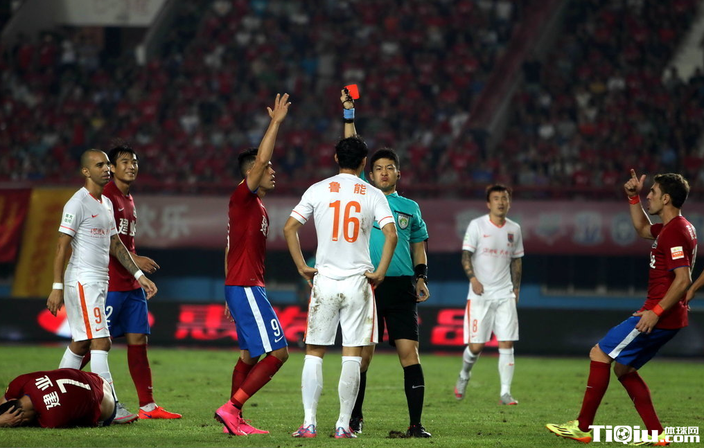鲁媒:中超BIG4上港受照顾最多 官哨阻鲁能争冠