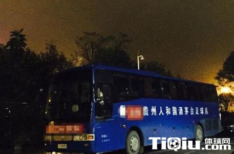 恒大赢球遭刁难 恒大球员被锁要求下跪道歉