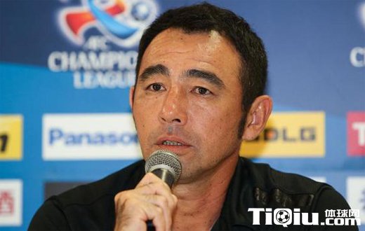 钢巴主帅豪言明年要复仇恒大 被踢的地方还疼呢
