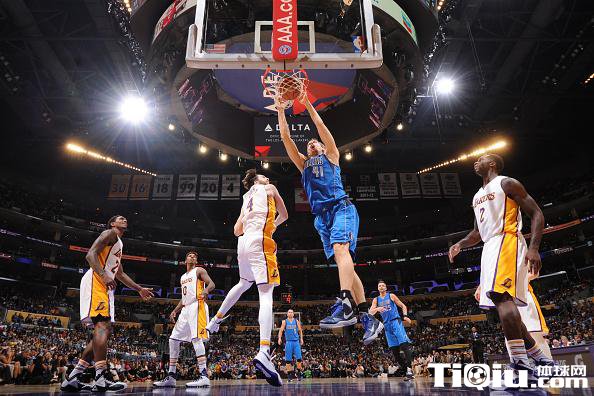 常规赛:湖人VS小牛93-103