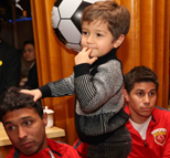 上港办庆功会 孔卡儿子本杰明卖萌抢镜