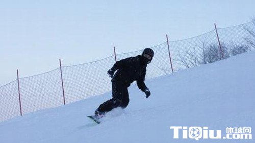 王思聪晒滑雪照 网友:老公太帅了