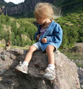 美国辣妈背3岁女儿骑马攀岩爬遍名山