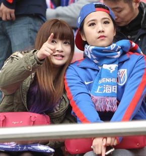 申花美女球迷看台助威