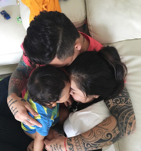 张琳芃一家团聚相拥 团哥紧抓爸爸不放