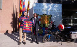 牛X!中国球迷骑摩托车去西班牙看巴萨