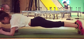 ��������Ů�ѷ����ع� �˶���������4Сʱ