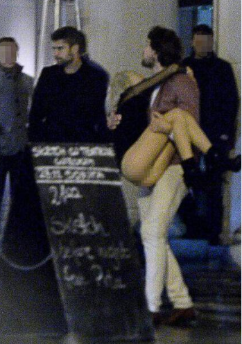 A拉为男友庆生却被U拉搅局 U拉下身疑似全裸