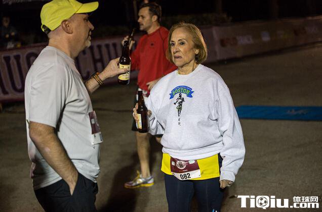 81岁老太上演奶奶也疯狂