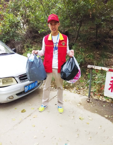 爬山不忘做公益 90后小伙发动450余人践行环保