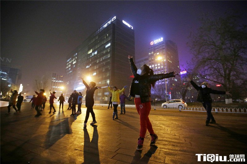 北京发布雾霾红色预警  大妈戴口罩跳广场舞