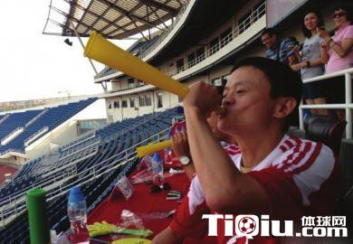 马云玩足球与众不同 球迷或家门口看梅西