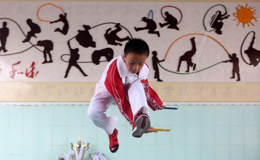 小学生跳绳打破世界纪录 30秒单摇跳单脚110次