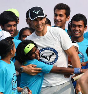 纳达尔印度开办网球学校 高人气遭小学生熊抱