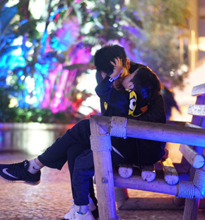 梁文博晒赛前休闲照 携儿子参赛变贴心奶爸