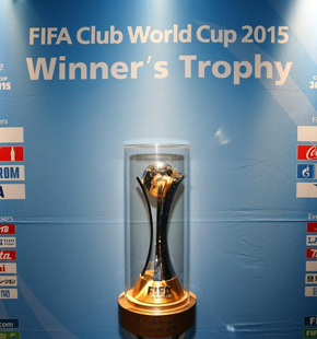 世俱杯奖杯亮相球场 恒大签名球衣巡展