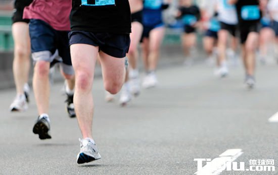 央视关注跑步热 白岩松称再跑马拉松需摇号