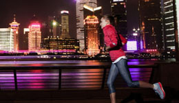 享受夜跑勿忘安全:戴耳机成头号隐患