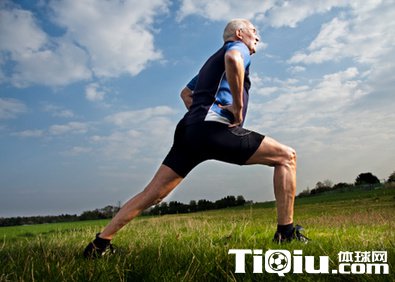 跑步前请先做好脚部热身 鞋子选合适自己