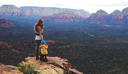 辣妈背3岁女儿极限运动 骑马攀岩爬遍名山