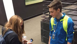 美国高中跑者见面会 男孩演浪漫告白