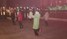 女子河边散步落水 广场舞大妈伸手相救