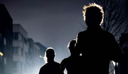 夜跑黄金法则 跑前需吃饭跑后要保温