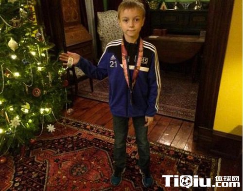 八岁男孩跑错路线获冠军 组委会拒认成绩