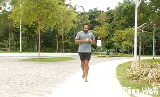 边跑马边解魔方 37岁程序员创新世界纪录