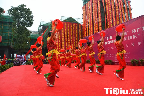 靖州举行广场舞大赛 千余辣妈精彩斗舞