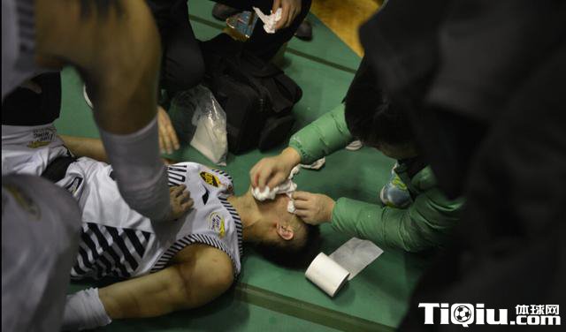 郭艾伦被砸事件