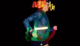 别要风度不要温度 夜跑前美女需热身