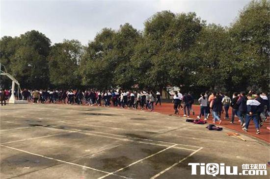 某高校不跑操就罚款 雾霾天照样跑