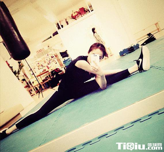 杨幂晒一字马健身照 网友:你可以上天