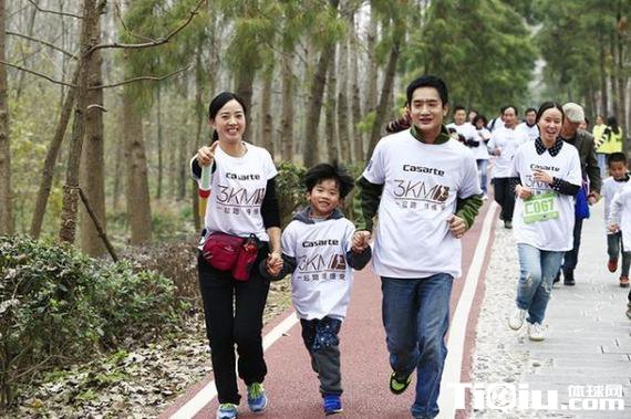 跑步成婆媳相处妙招 广州媳妇带婆婆跑步